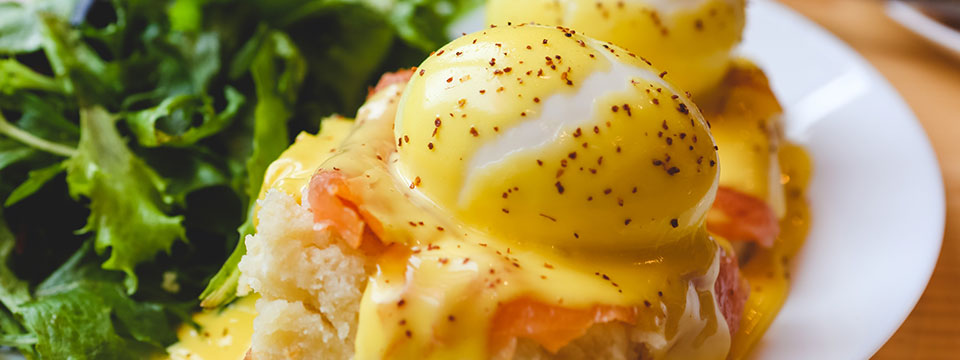 eggs benedict breakfast at oak alley plantation restaurant
