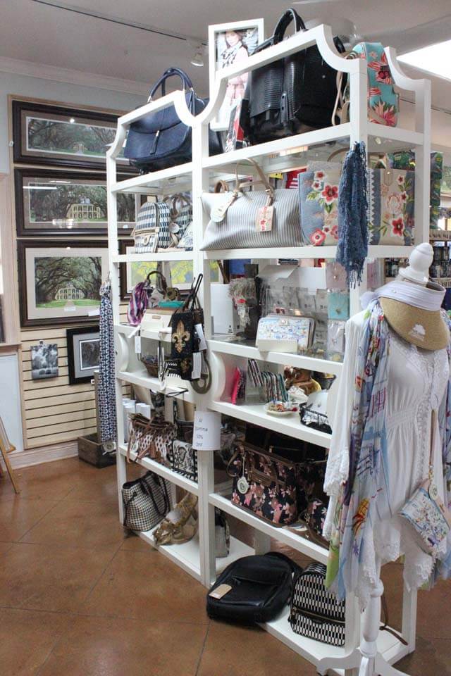 oak alley gift shop apparel & accessories display